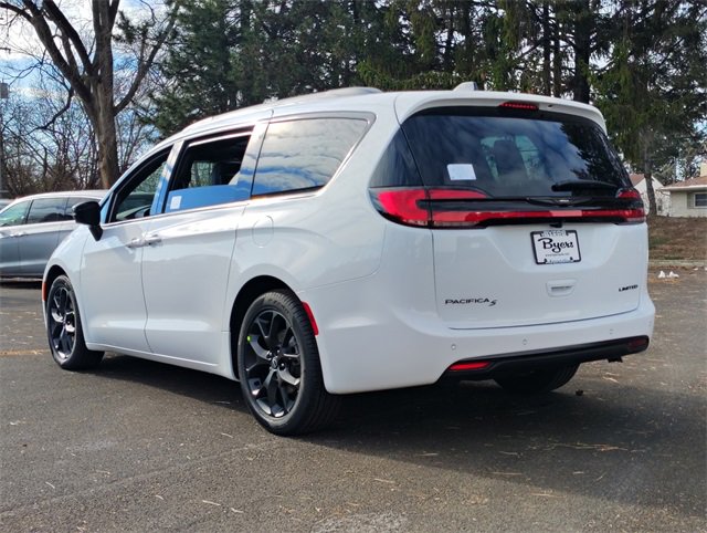 New 2026 Chrysler Pacifica Limited w/ Uconnect Theater Family Group image 8