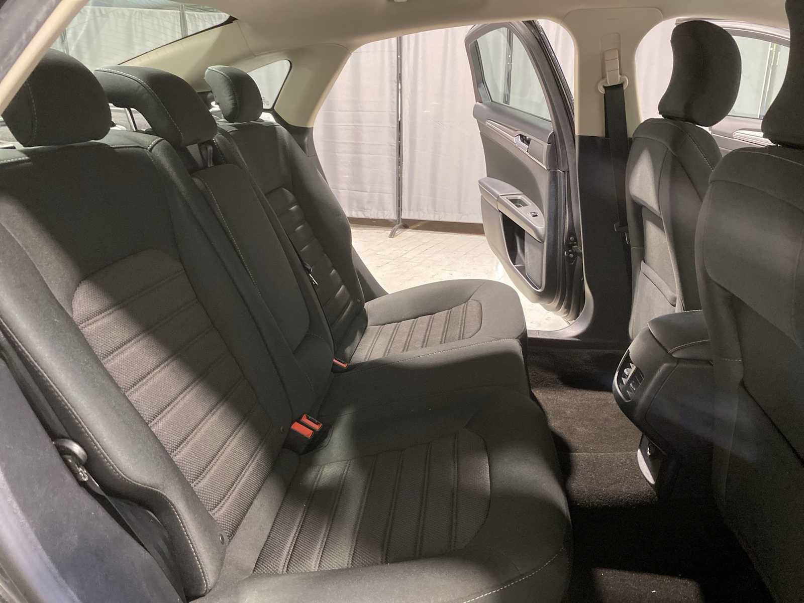 Used 2019 Ford Fusion SE FWD image 13
