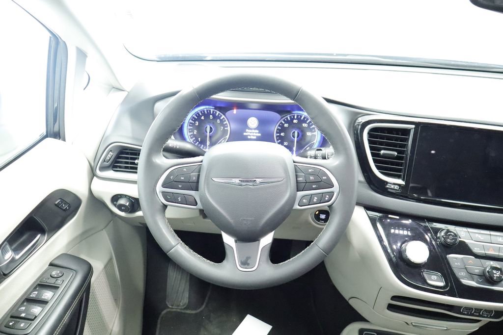 Certified 2023 Chrysler Pacifica Touring-L FWD image 26