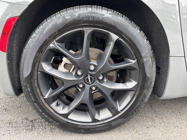 Used 2025 Chrysler Pacifica Limited image 4