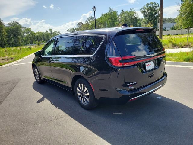 Used 2024 Chrysler Pacifica Limited FWD image 3