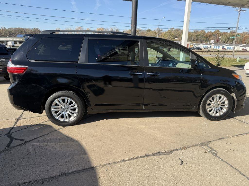 Used 2015 Toyota Sienna XLE w/ XLE Navigation Package FWD image 8