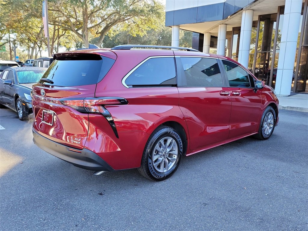 Used 2022 Toyota Sienna XLE image 6