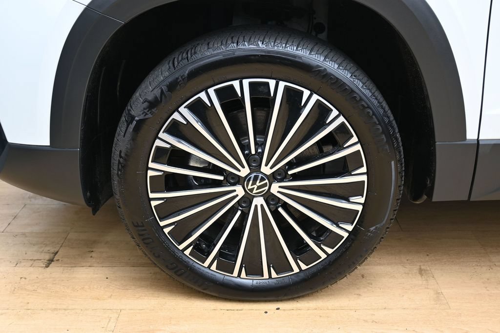 Used 2025 Volkswagen Taos SE FWD image 35
