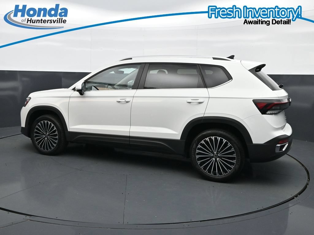 Used 2025 Volkswagen Taos SE w/ Panoramic Sunroof Package FWD image 7