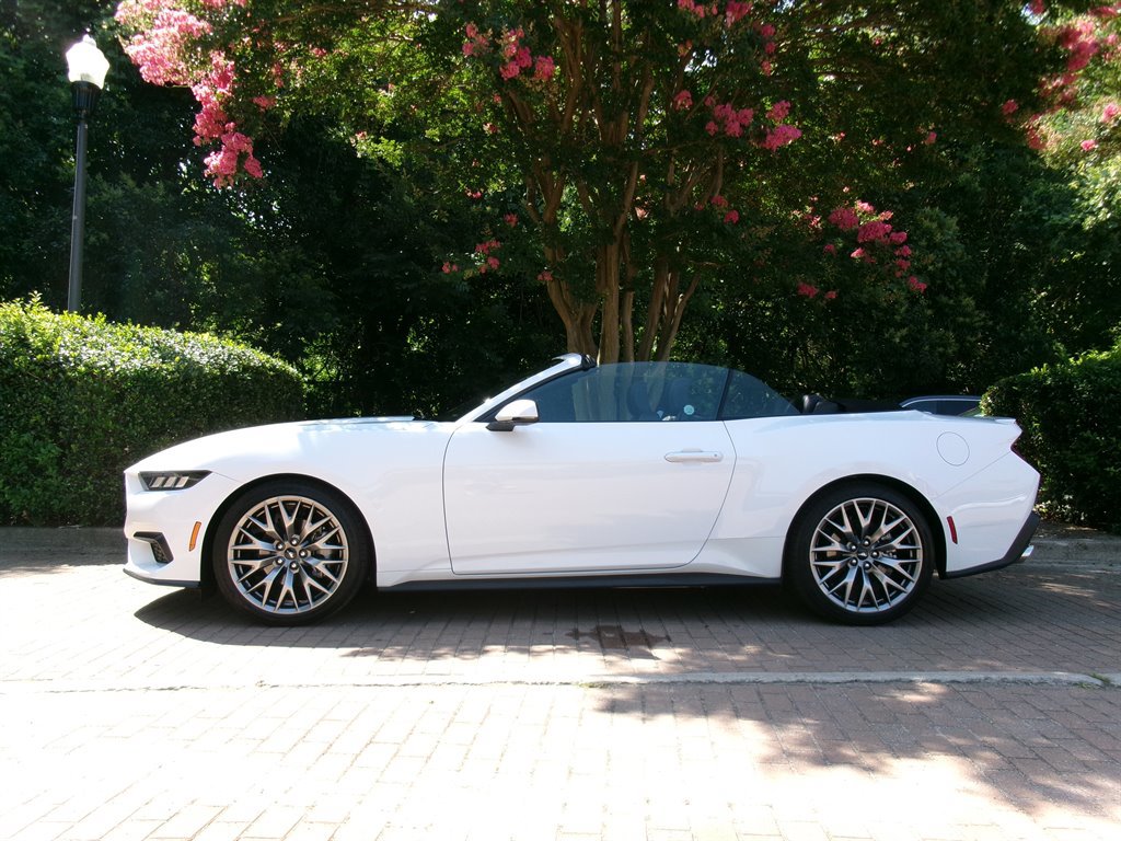 Used 2025 Ford Mustang Premium RWD image 5