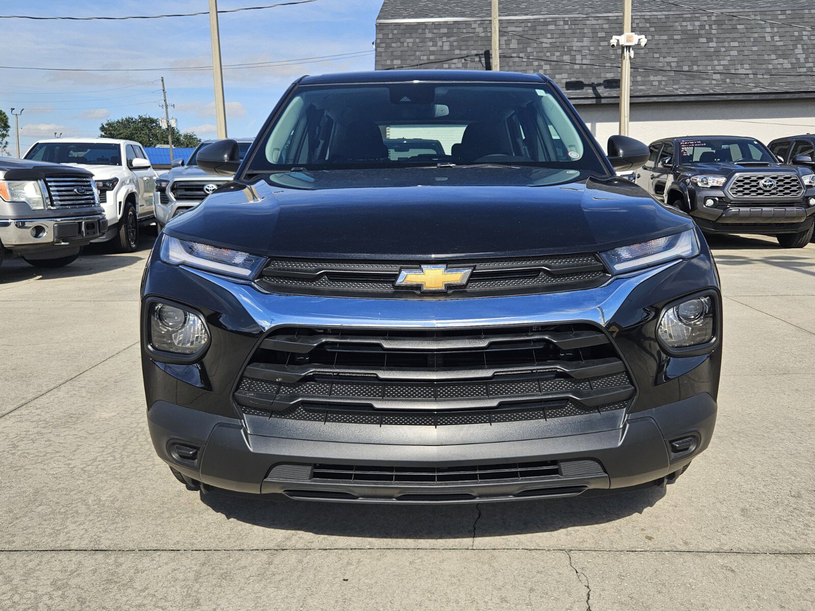 Used 2023 Chevrolet TrailBlazer LS image 2
