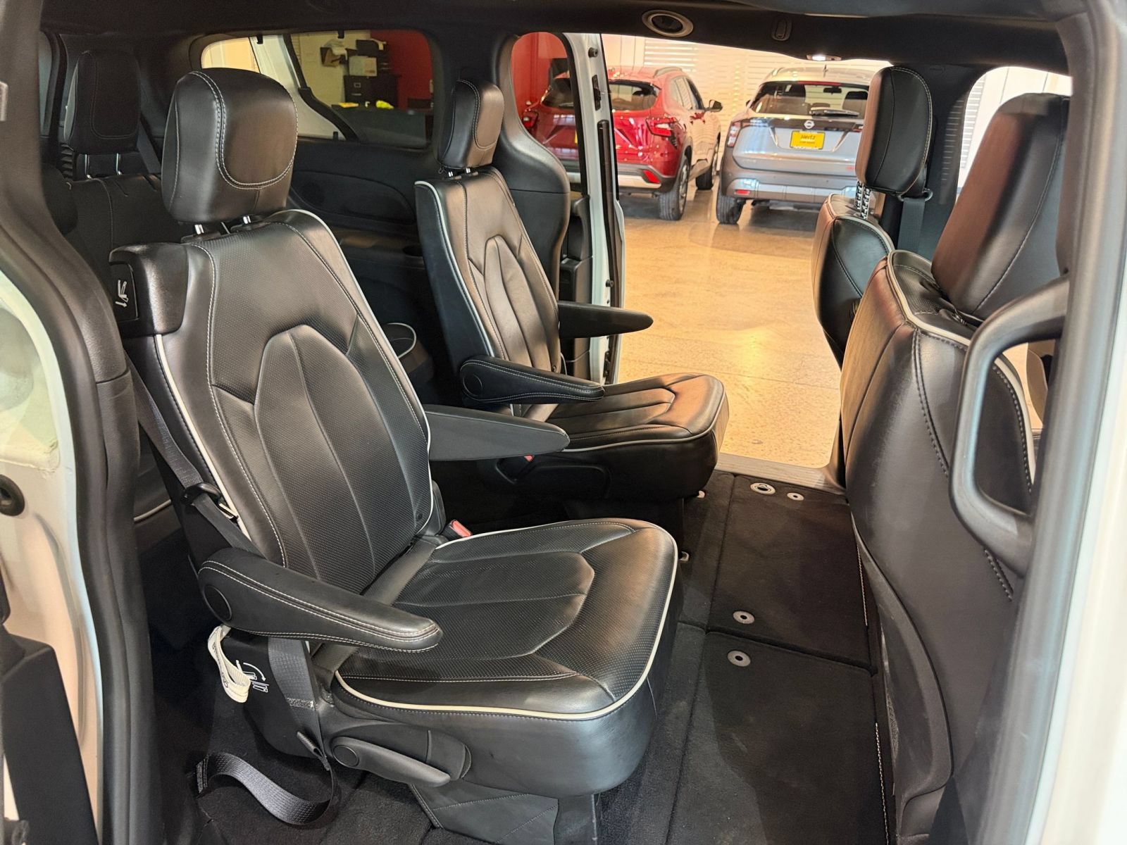 Used 2025 Chrysler Pacifica Limited FWD image 40
