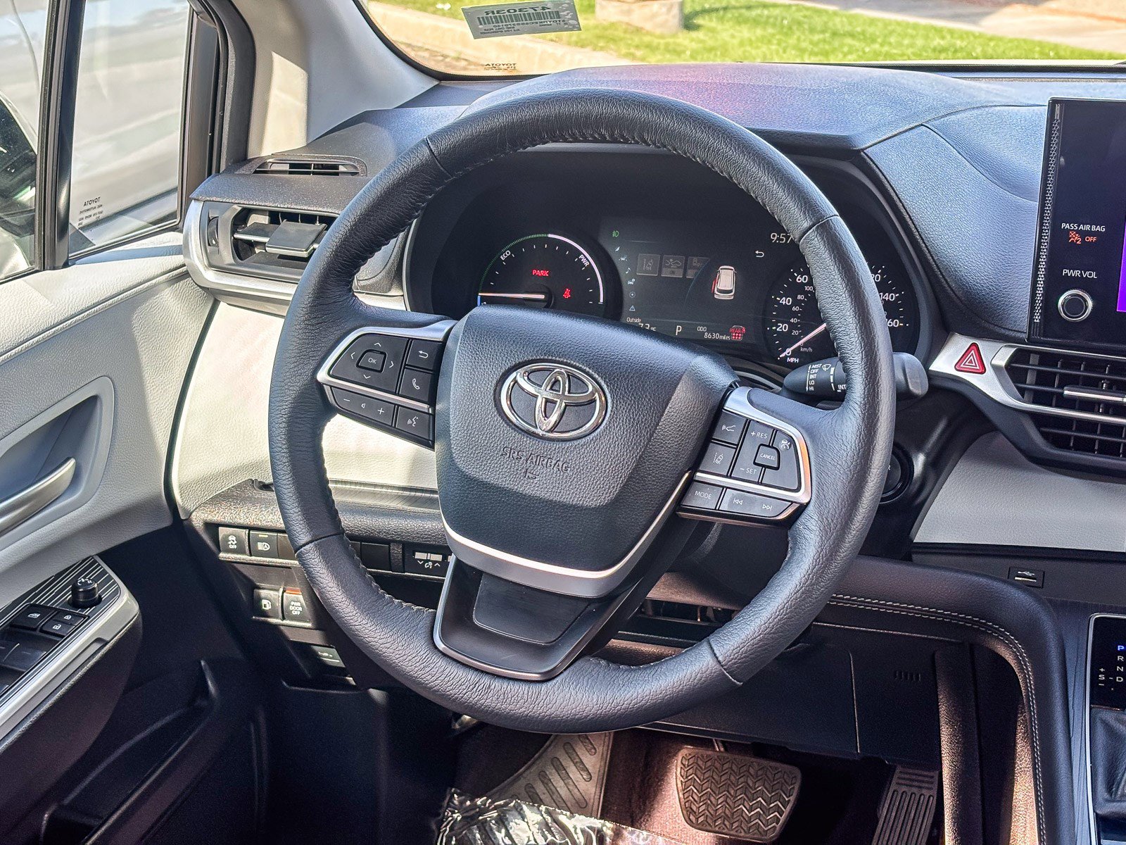 Used 2025 Toyota Sienna XLE image 18