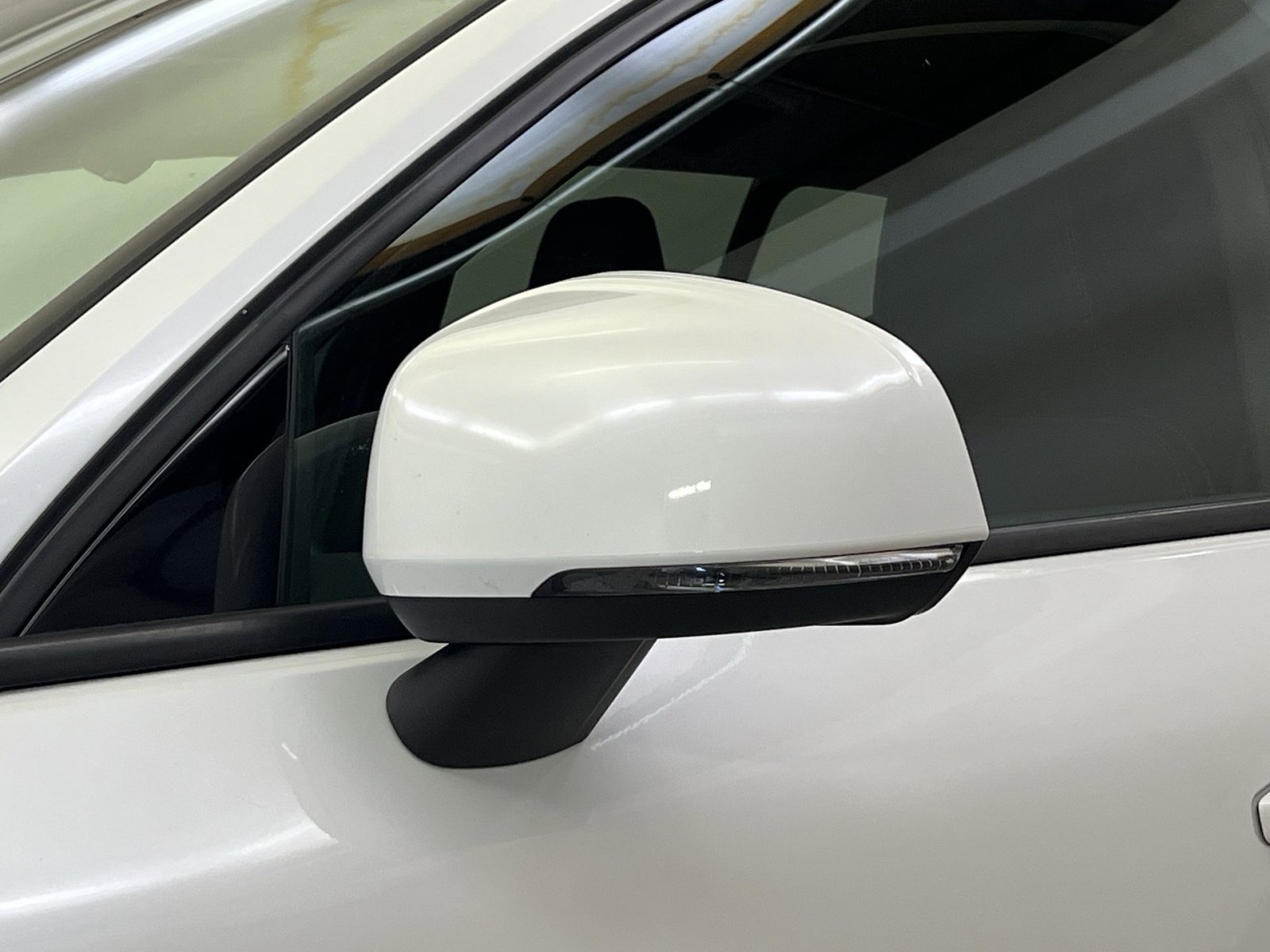 Used 2021 Volvo XC40 T5 Momentum w/ Premium Package image 28