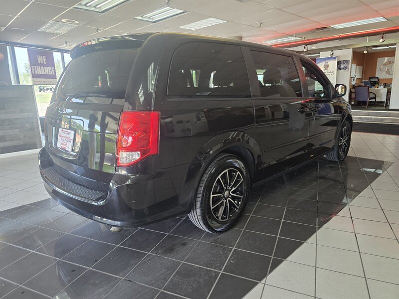 Used 2017 Dodge Grand Caravan SXT w/ Driver Convenience Group FWD image 4