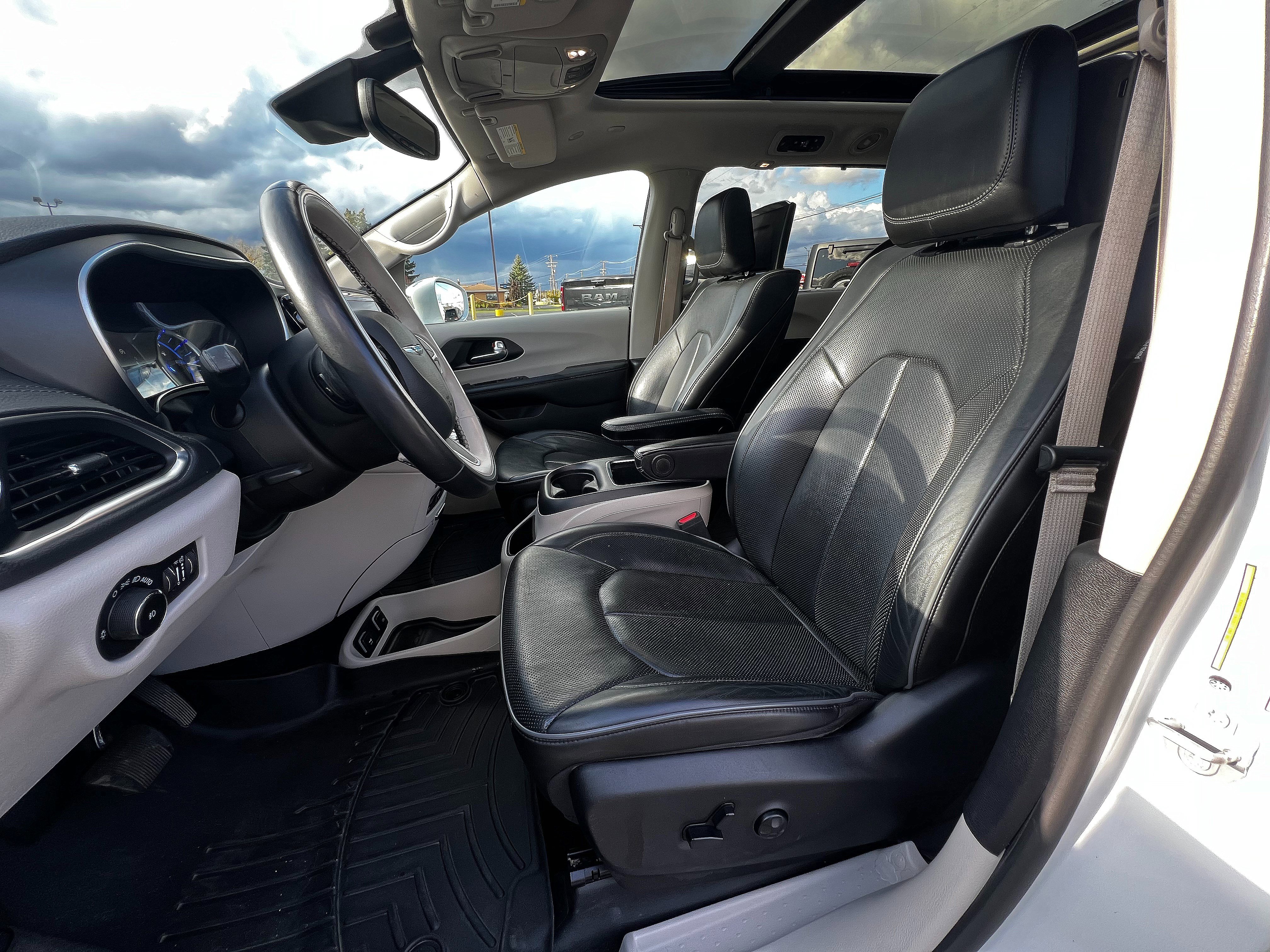 Used 2020 Chrysler Pacifica Limited w/ Advanced Safetytec Group image 14