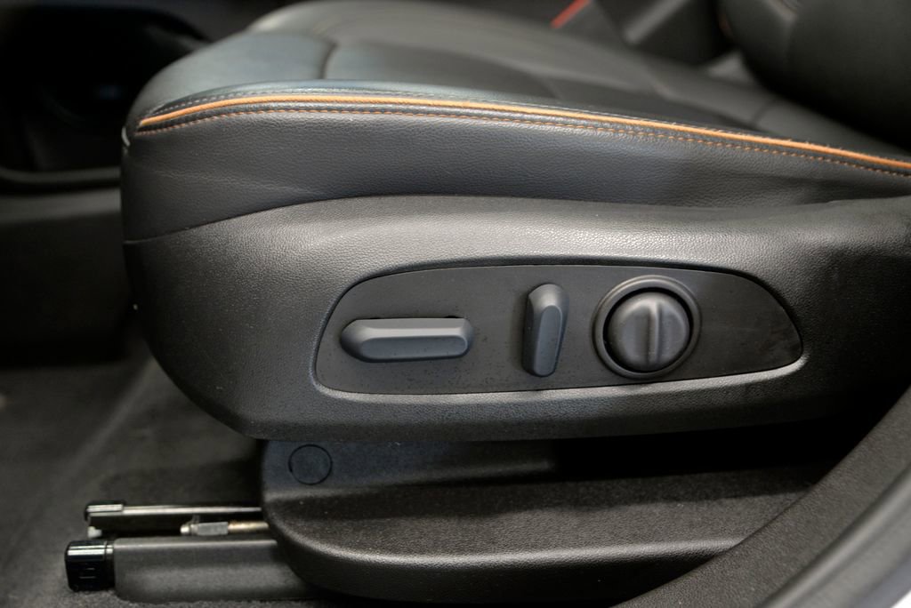 Used 2022 GMC Acadia AT4 w/ Technology Package image 16