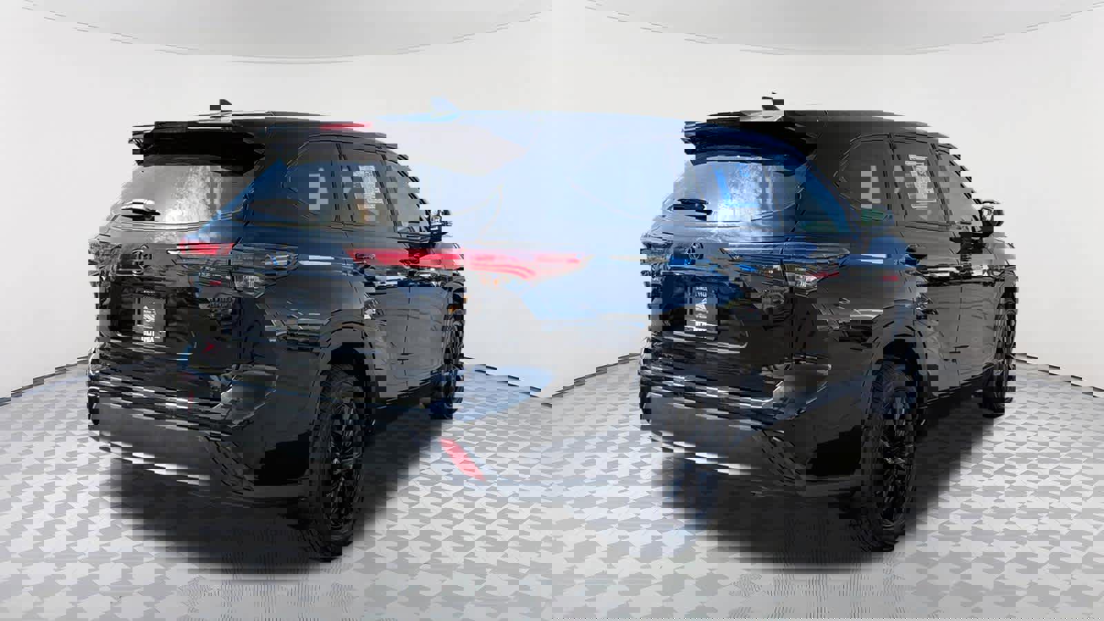 Used 2024 Toyota Highlander LE image 5