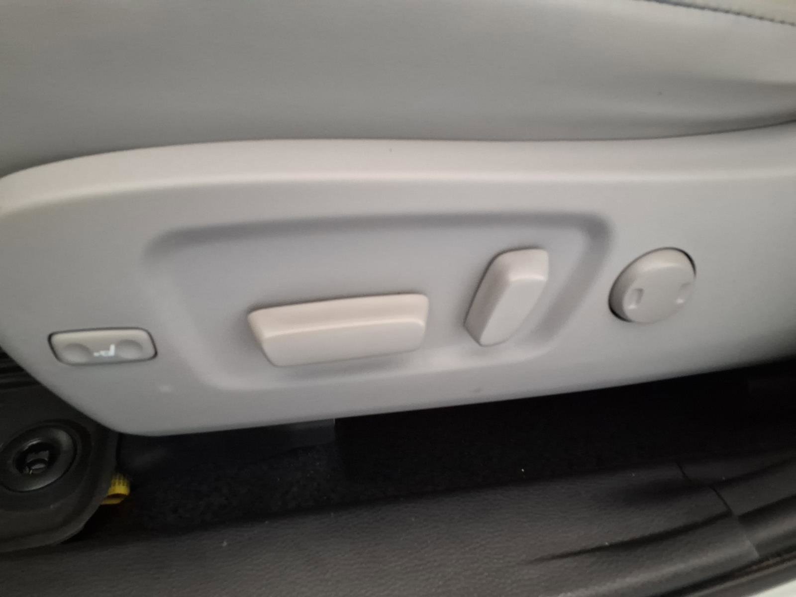 Used 2019 Toyota Highlander XLE AWD/4WD image 22