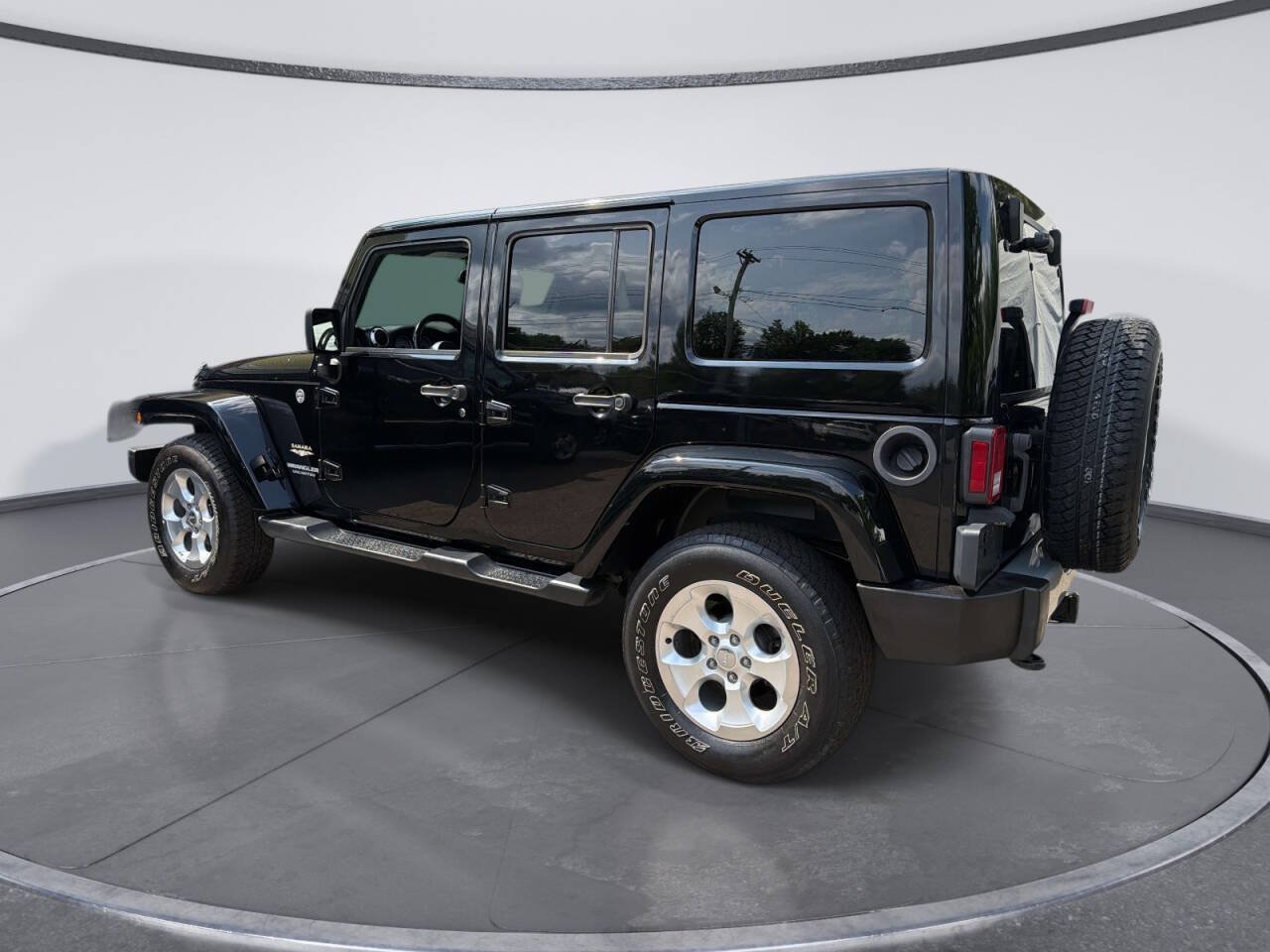 Used 2015 Jeep Wrangler Unlimited Sahara w/ Connectivity Group AWD/4WD image 3
