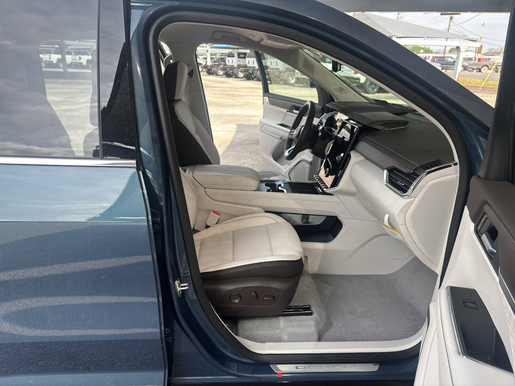 New 2026 GMC Acadia Denali w/ Super Cruise Package FWD image 16