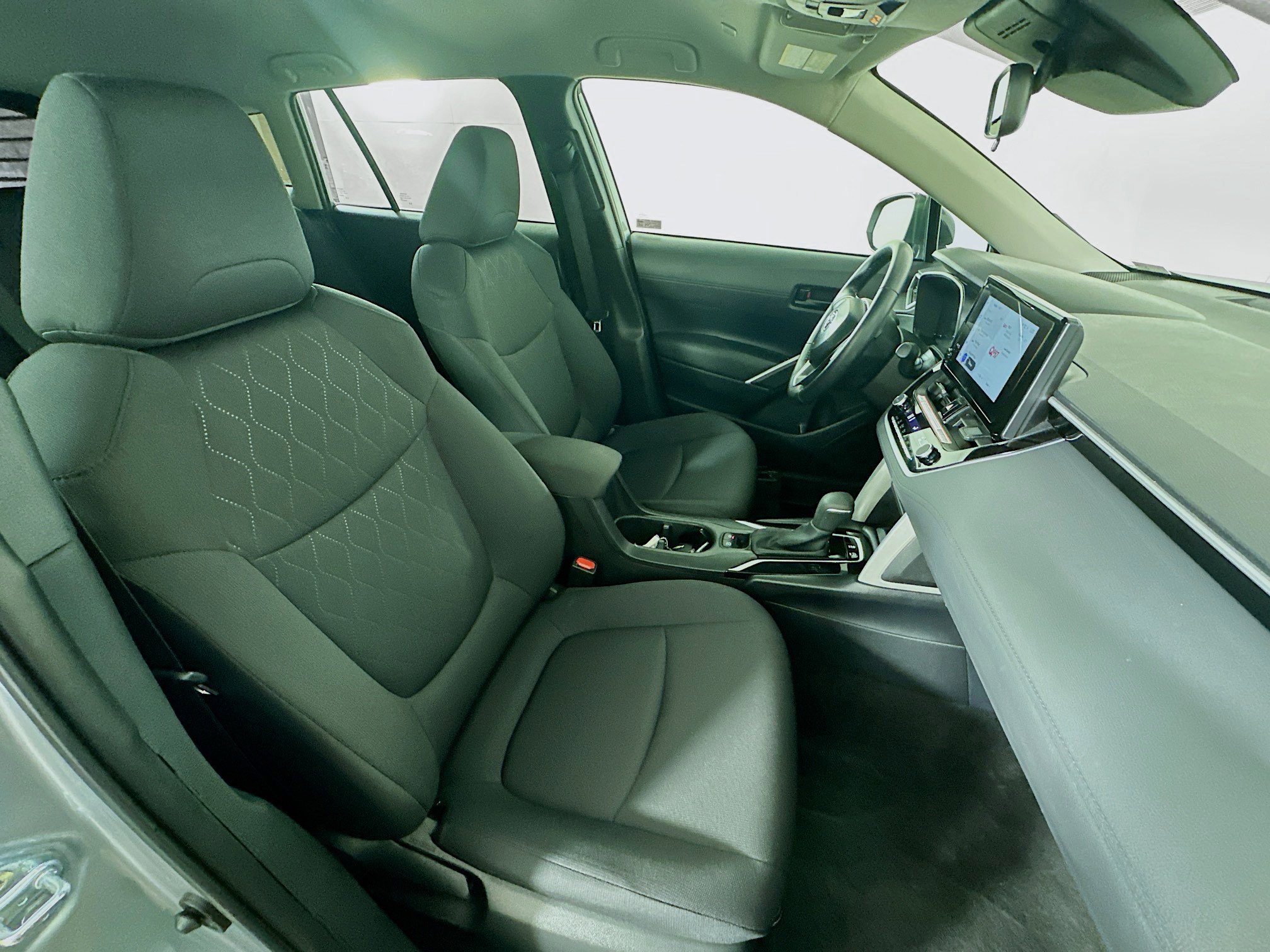 Used 2025 Toyota Corolla Cross LE image 29