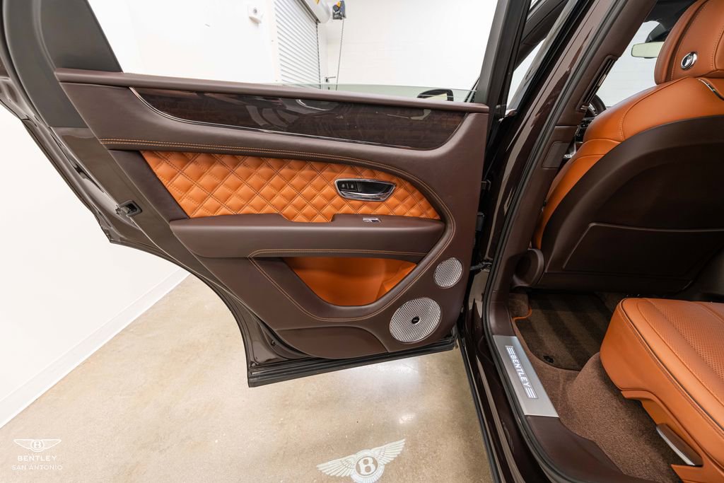 Used 2021 Bentley Bentayga AWD/4WD image 39