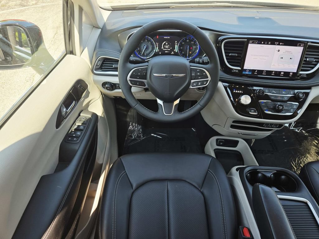 Certified 2024 Chrysler Pacifica Touring-L AWD/4WD image 10