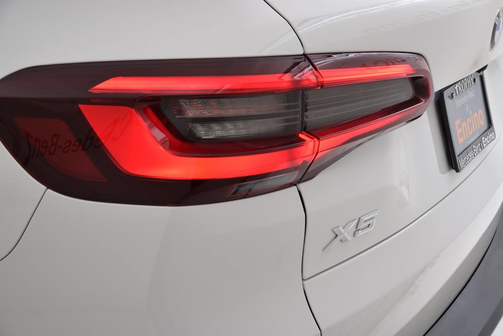 Used 2022 BMW X5 xDrive40i w/ Parking Assistance Package AWD/4WD image 13