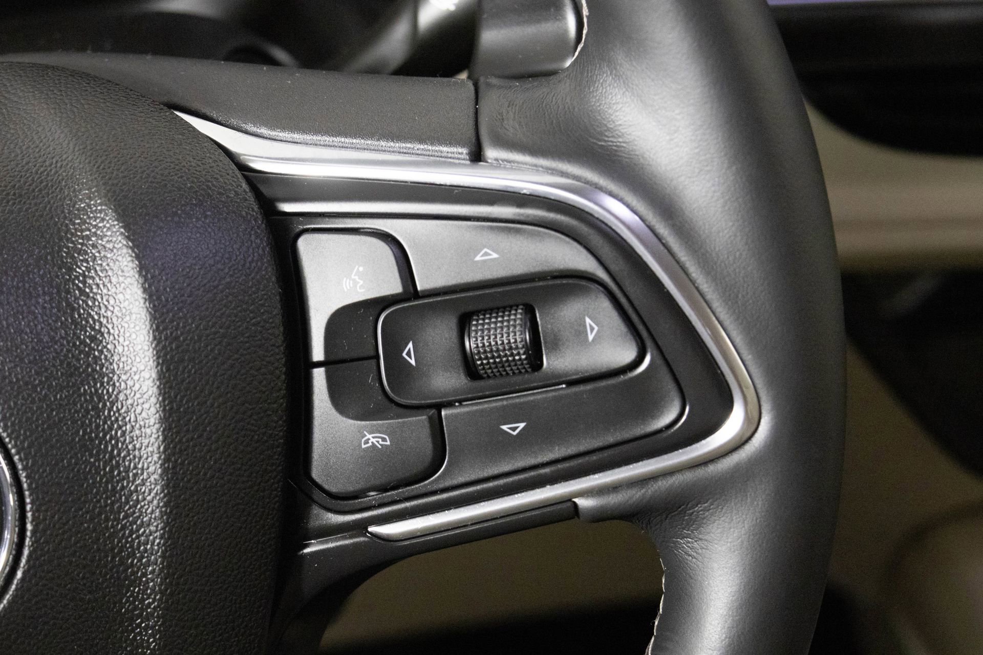 Used 2022 Buick Envision Essence w/ Safety Package image 31