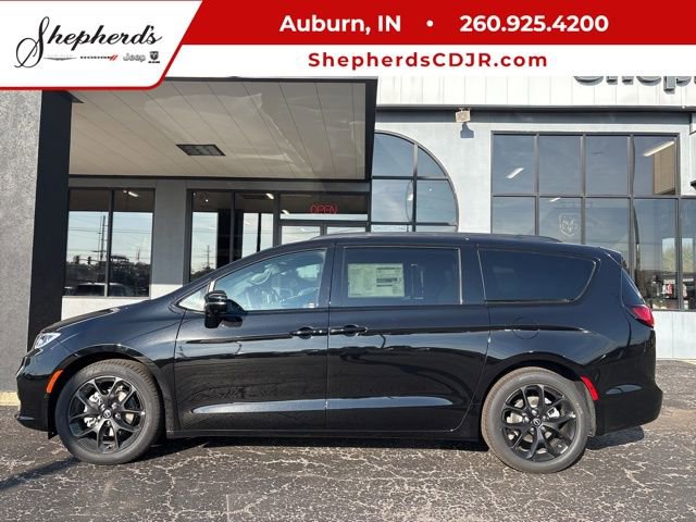 New 2026 Chrysler Pacifica Limited w/ S Appearance Package