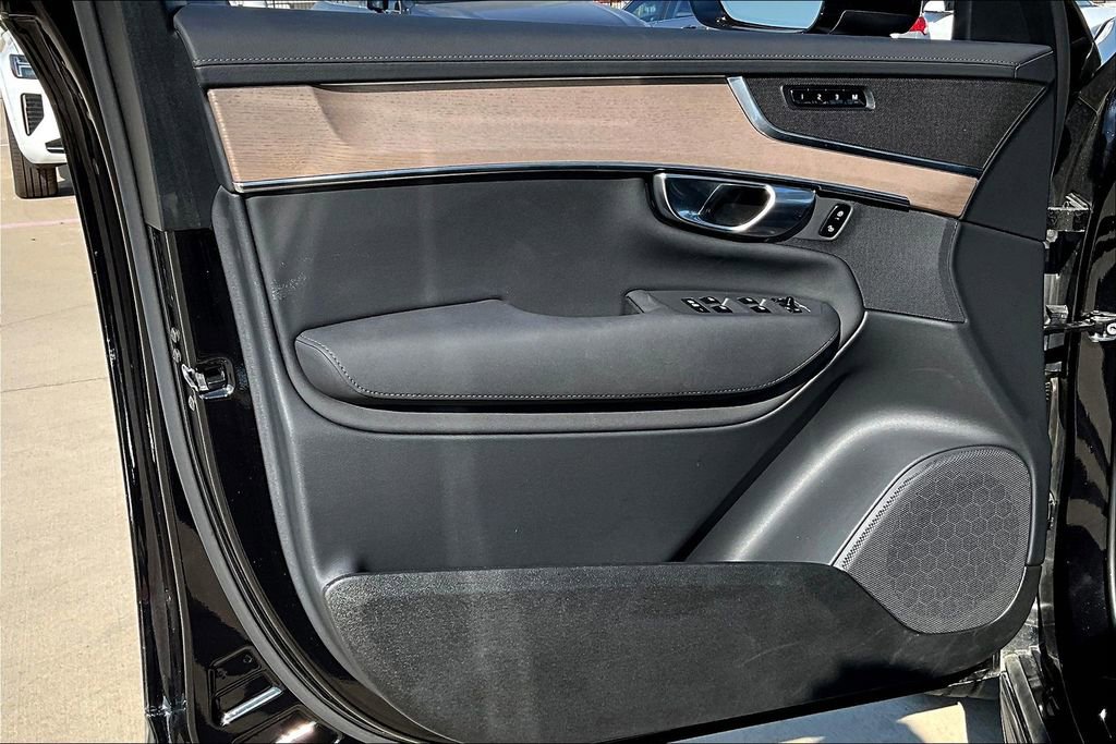 Certified 2025 Volvo XC90 B6 Plus image 23