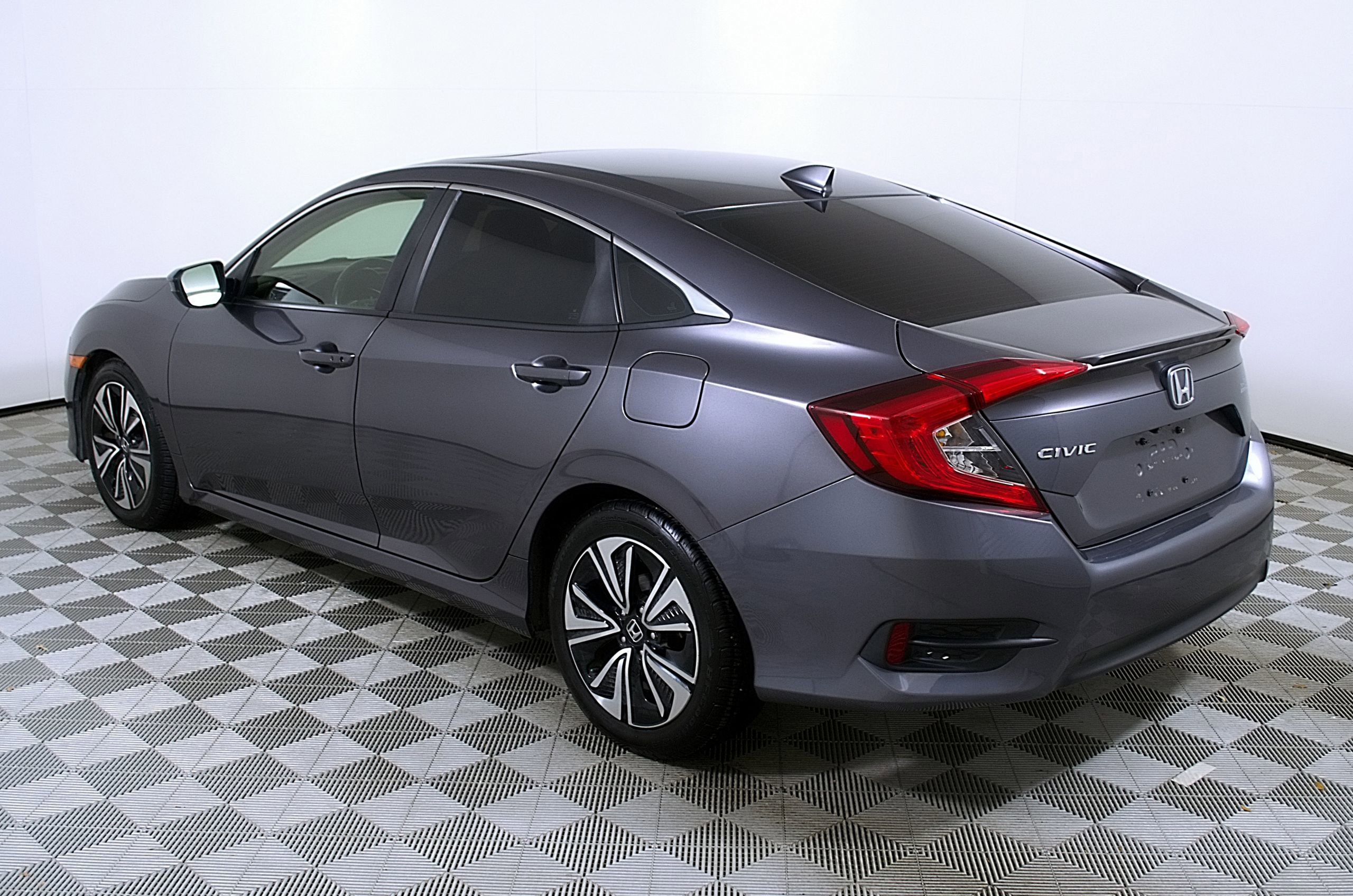 Used 2018 Honda Civic EX-T image 9