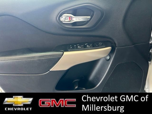 Used 2018 Jeep Cherokee Latitude w/ Altitude Package AWD/4WD image 13
