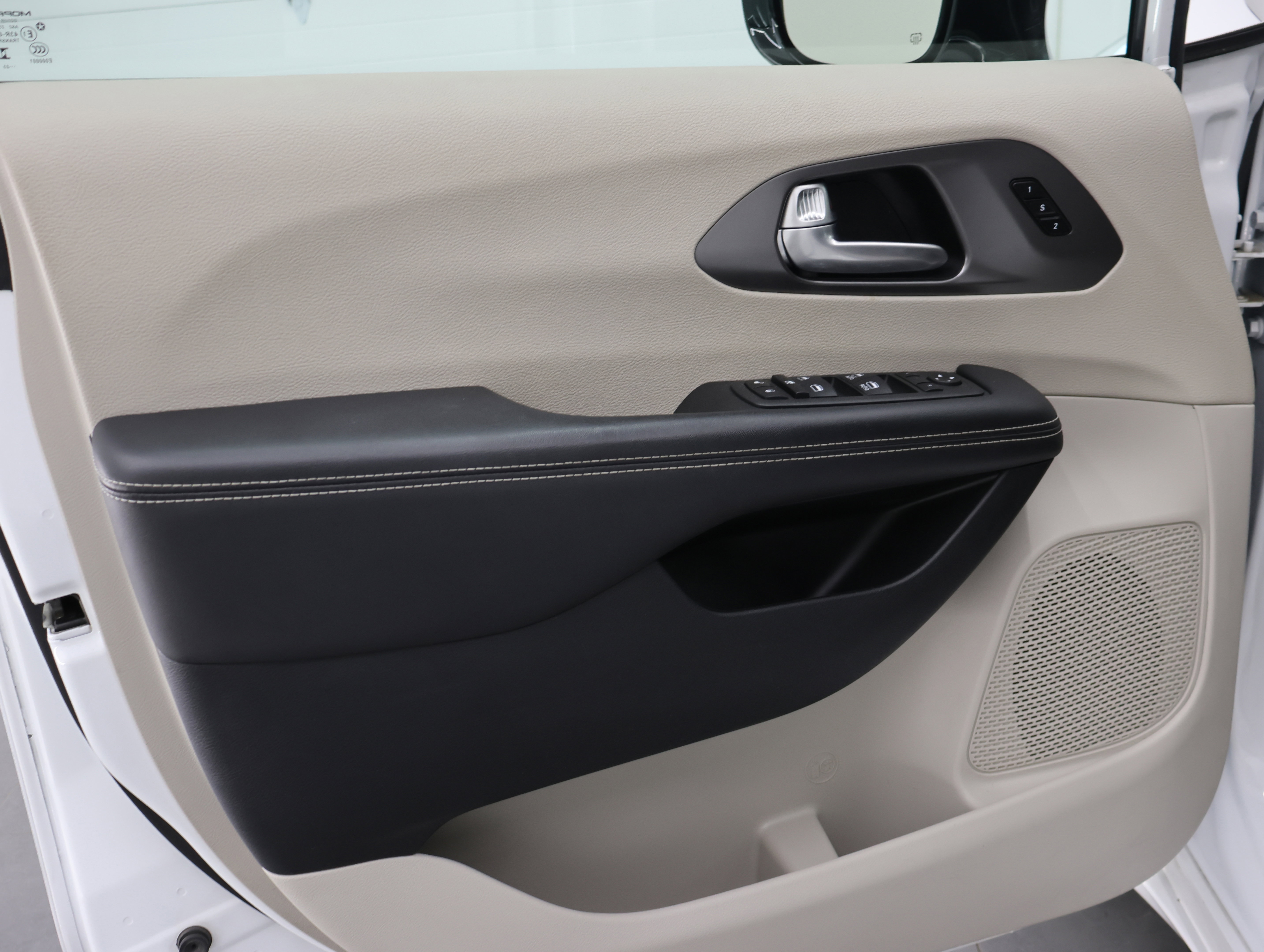 Used 2024 Chrysler Pacifica Touring-L image 40