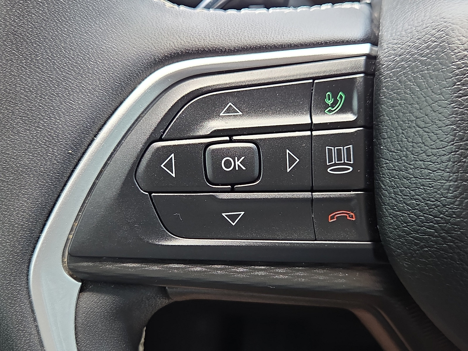 Used 2024 Jeep Grand Cherokee Altitude AWD/4WD image 21