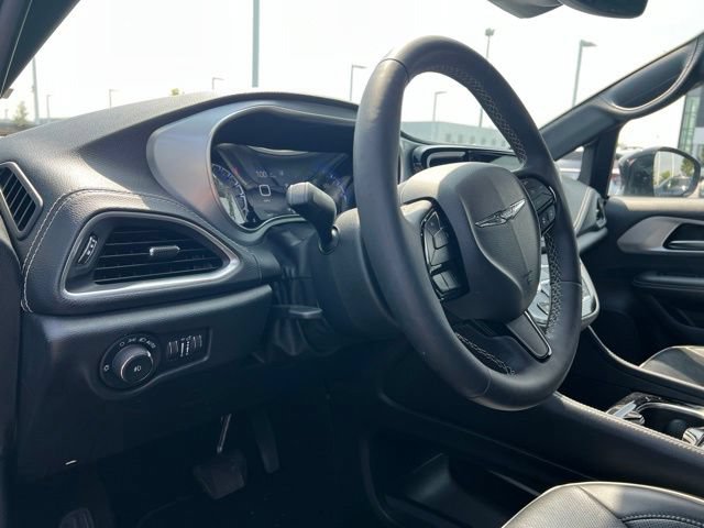 Used 2025 Chrysler Pacifica Limited FWD image 9