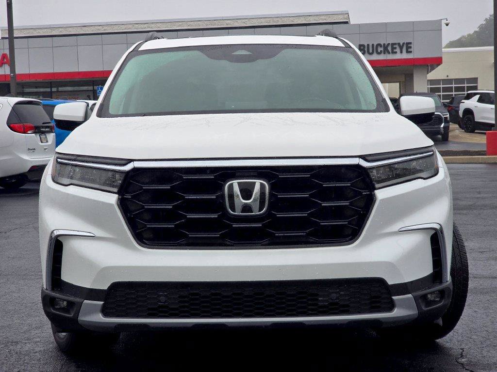 Used 2025 Honda Pilot Touring image 3