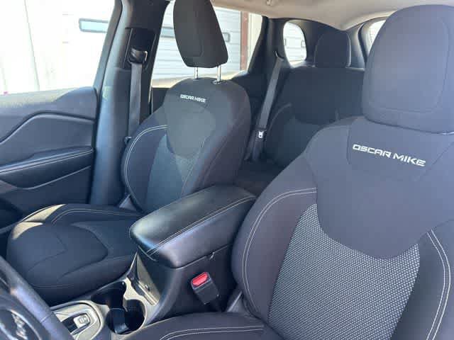 Used 2021 Jeep Cherokee Latitude AWD/4WD image 4