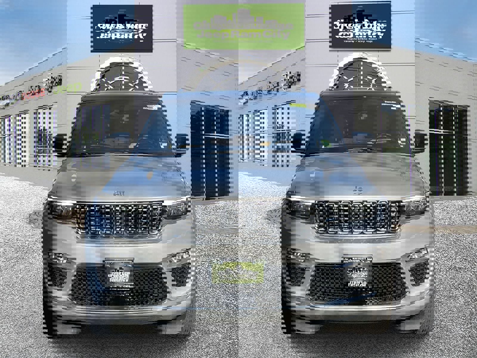 Used 2023 Jeep Grand Cherokee Summit image 2