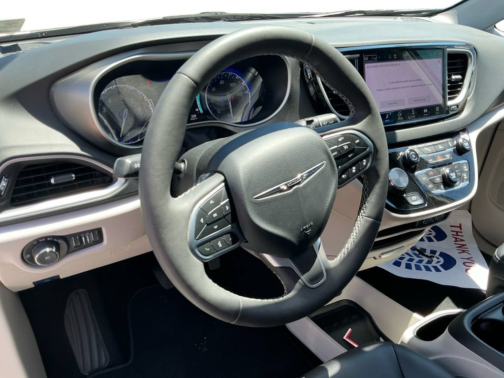 Used 2024 Chrysler Pacifica Touring-L FWD image 23