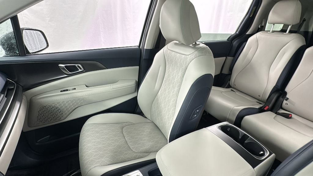 New 2026 Kia Carnival SX w/ SX Dark Edition Package FWD image 13