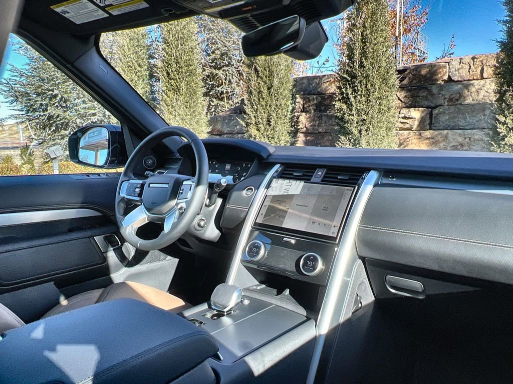 Certified 2025 Land Rover Discovery Dynamic SE image 14