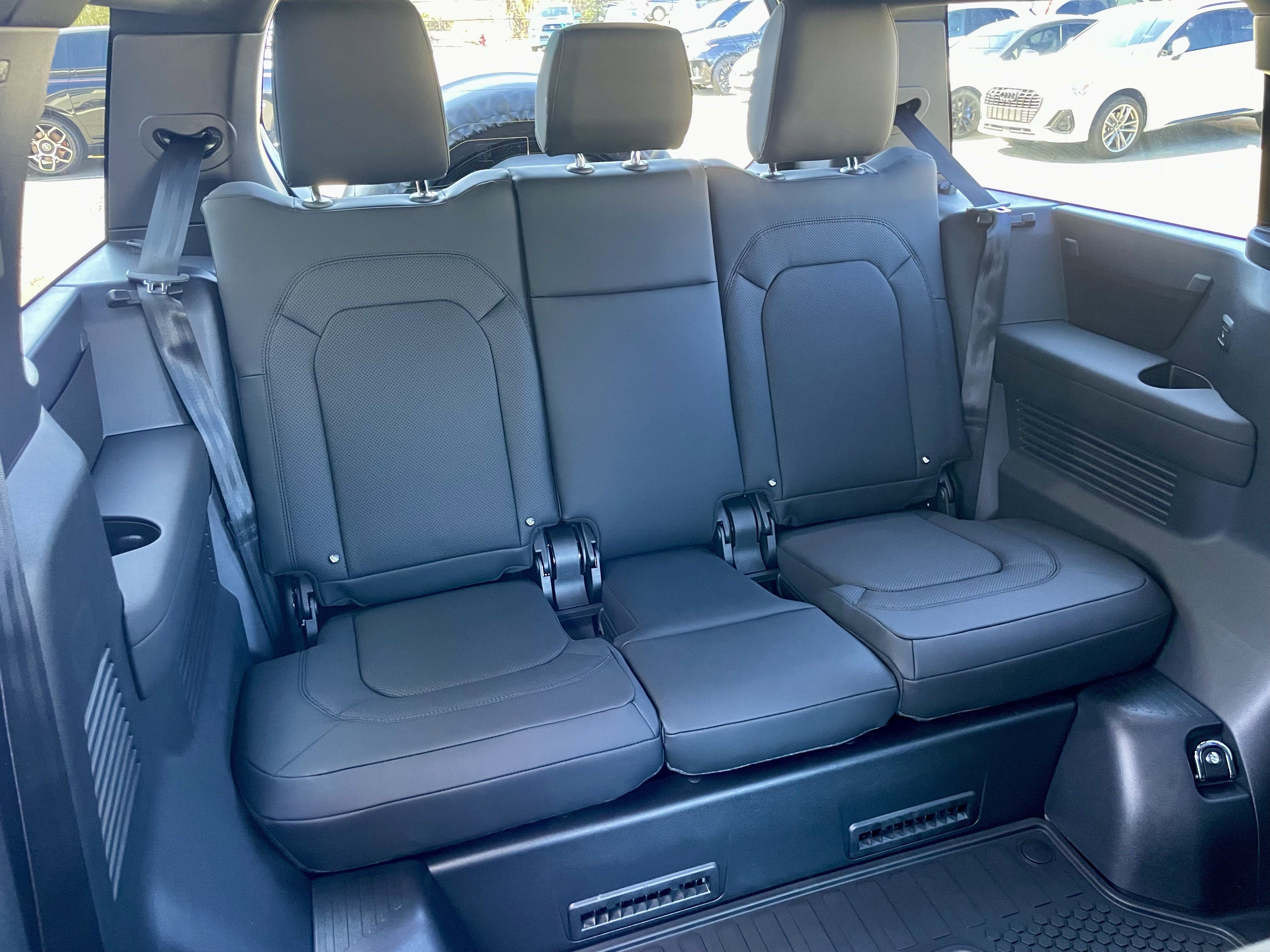 New 2026 Land Rover Defender 130 X-Dynamic SE image 34