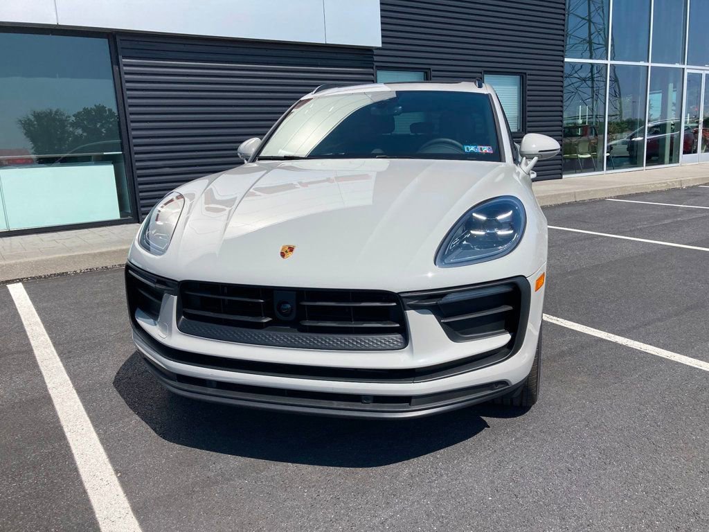 Certified 2025 Porsche Macan image 4