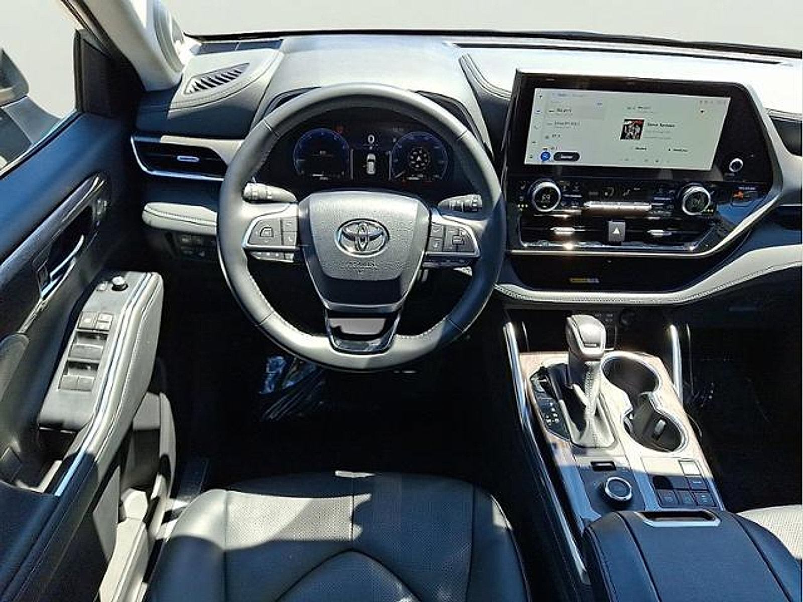 Used 2024 Toyota Highlander Limited AWD/4WD image 9