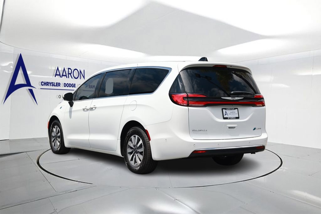 Used 2023 Chrysler Pacifica Touring-L w/ Uconnect Theater Family Group FWD image 2