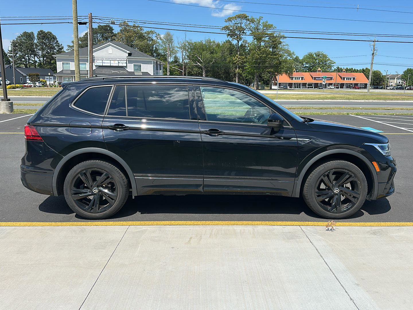 Used 2024 Volkswagen Tiguan SE R-Line AWD/4WD image 4