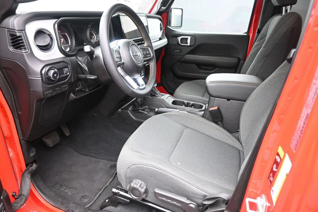 Used 2024 Jeep Wrangler Unlimited Sahara w/ Technology Group AWD/4WD image 9