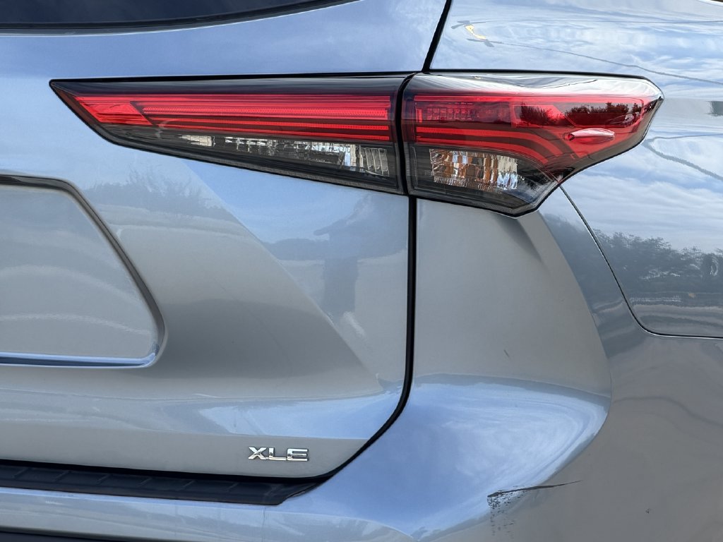 Used 2022 Toyota Highlander XLE FWD image 10