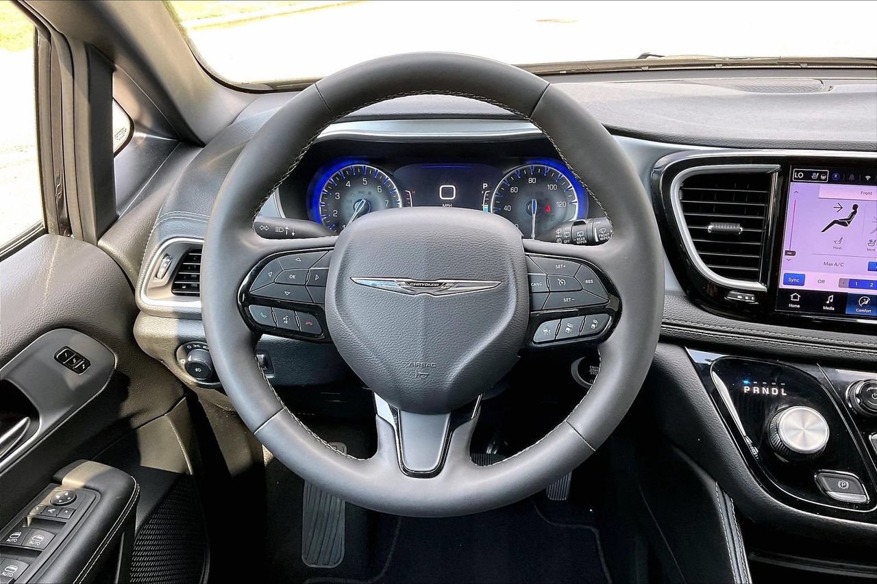 Used 2025 Chrysler Pacifica Limited FWD image 9