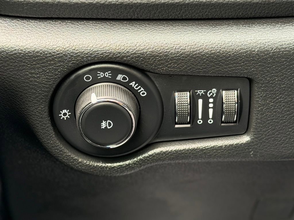 Used 2023 Chrysler Pacifica Limited w/ S Appearance Package FWD image 23