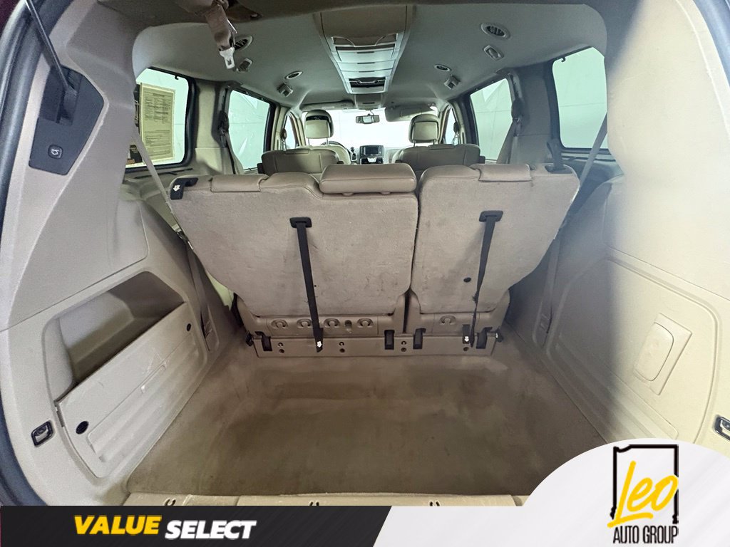 Used 2014 Chrysler Town & Country Touring-L FWD image 21