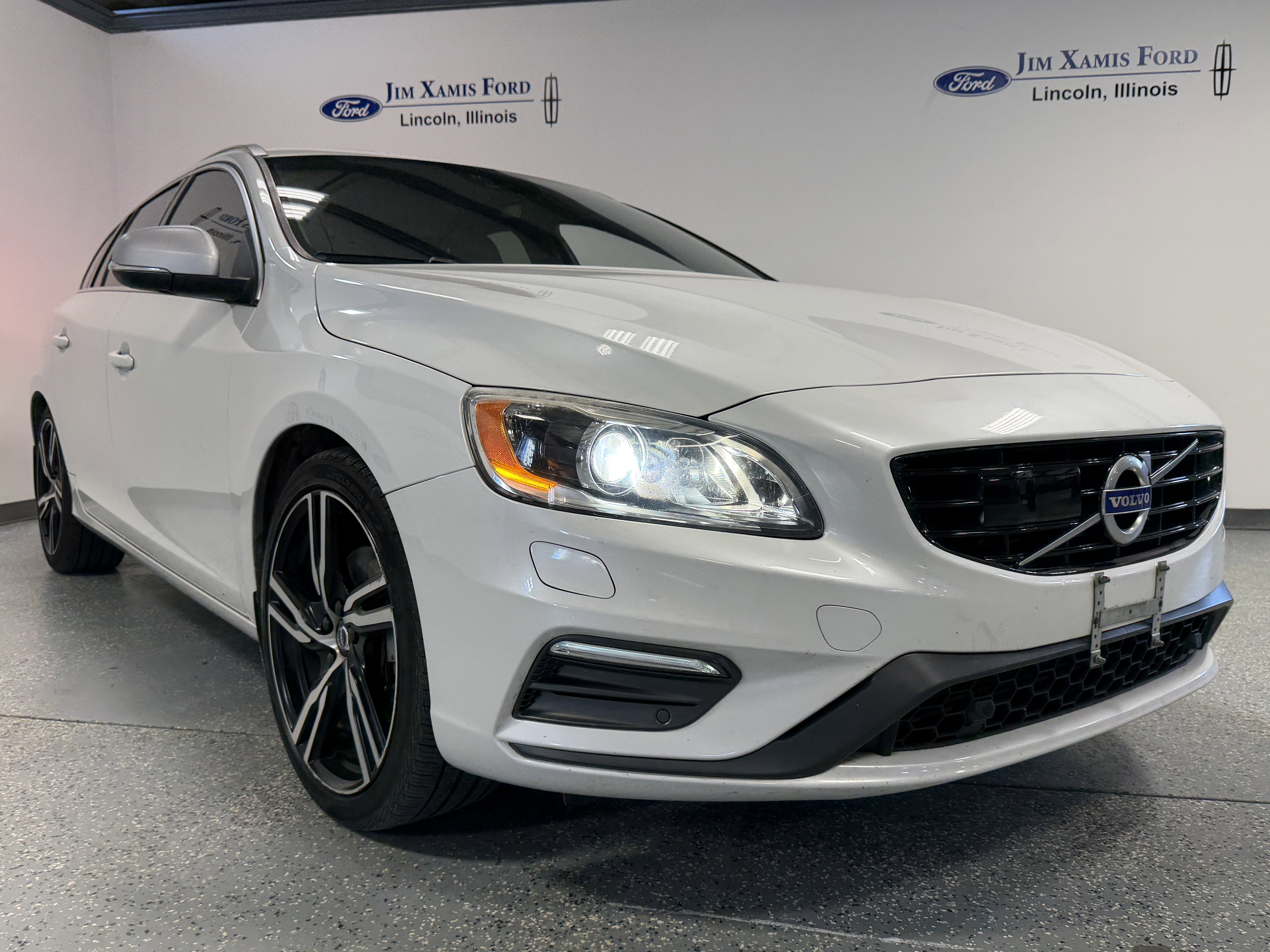 Used 2017 Volvo V60 T6 R-Design Platinum w/ Climate Package image 35